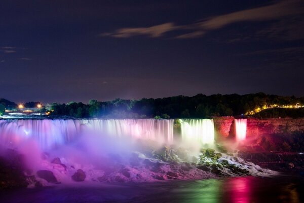 Iluminando la cascada por la noche con colores de neón