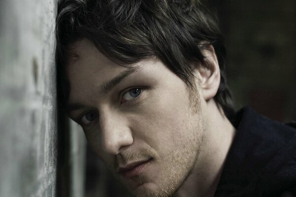 Retrato de James McAvoy mirada penetrante