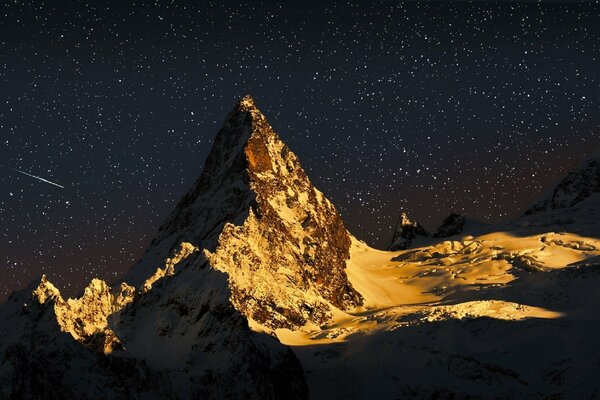 Sommet de la montagne au clair de lune