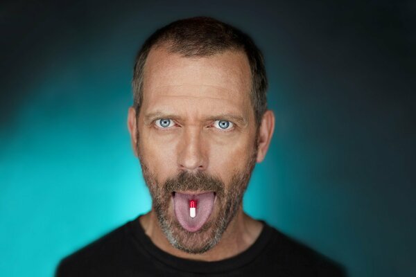 Hugh Laurie z pigułką na języku