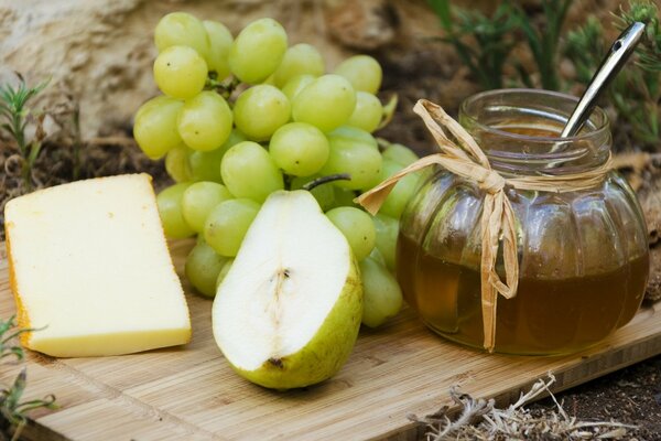 Raisins, fromage et poire se trouvent bien