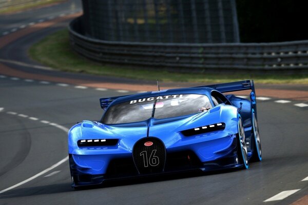 El Bugatti azul entra en un giro