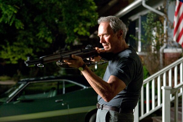 Clint Eastwood con una escopeta