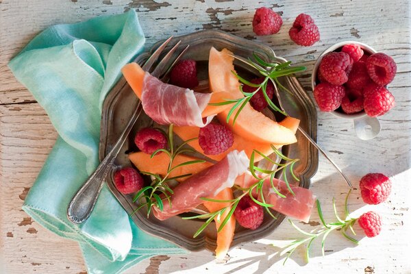 Salade de fruits sur une assiette