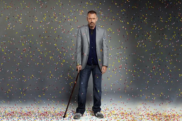 Hugh Laurie se para con un palo de apoyo