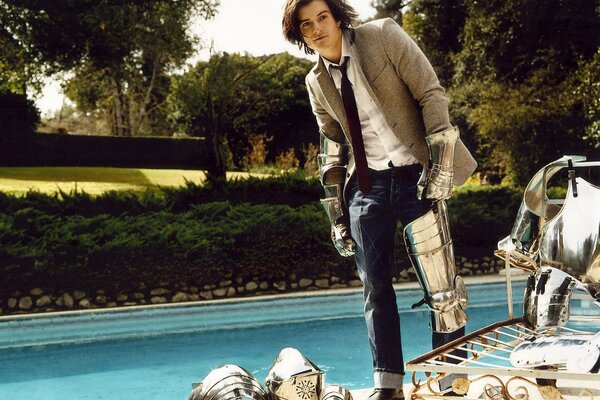 Orlando Bloom en armadura junto a la piscina