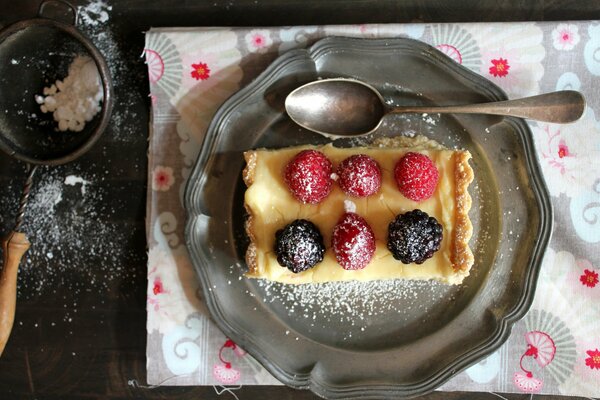 Köstlicher Kuchen mit Himbeeren auf einem Teller