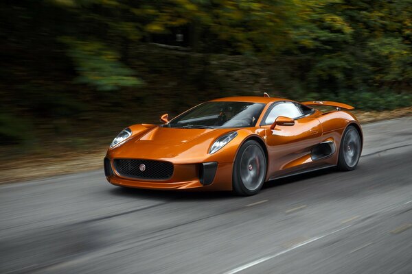 El Jaguar Spectre naranja se mueve rápido en la carretera