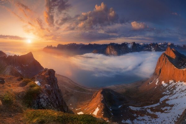 Fiordo di steinfjorden. Tramonto sulle montagne