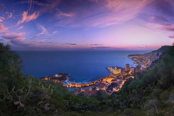 Monaco est une très belle ville, le soir mer bleu foncé