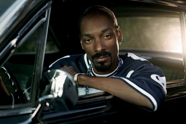 El rapero Snoop Dogg en el coche