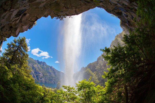 Cascata argentina che cade da una scogliera