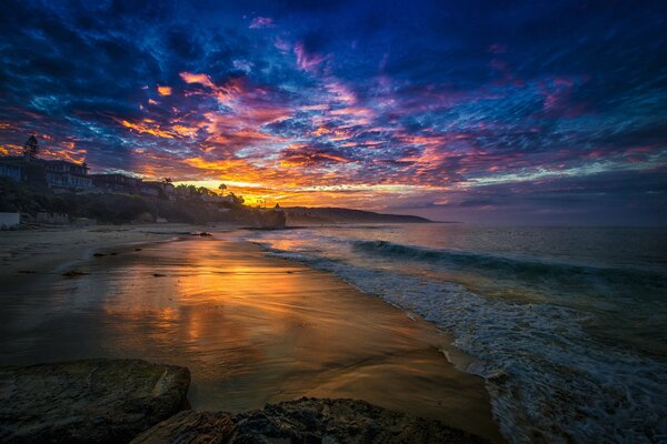 Coucher de soleil lumineux sur la côte de la mer