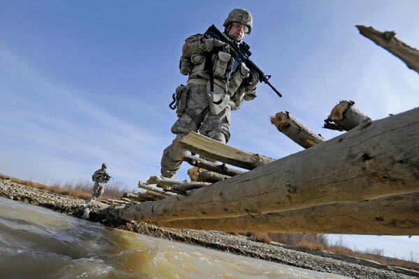 Militärische Überfahrt über eine selbstgebaute Brücke