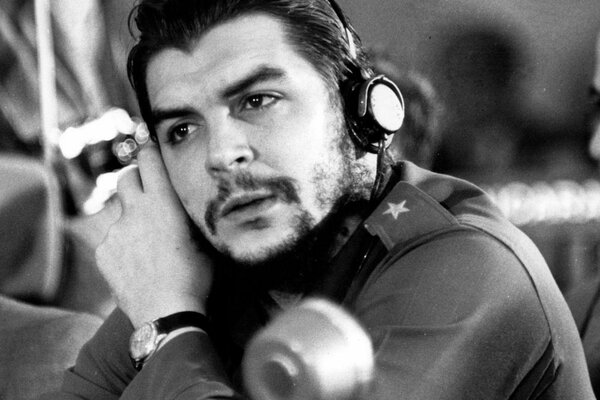 Le révolutionnaire Ernest Che Guevara photographié au travail