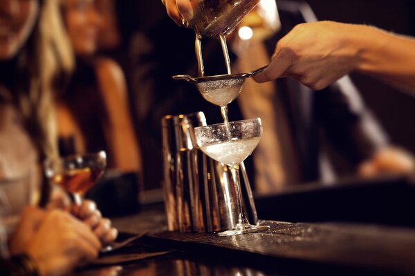 Der Barkeeper macht einen alkoholfreien Cocktail