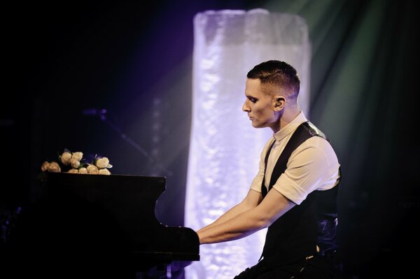 Adam Anderson. Hurts. Die Musik