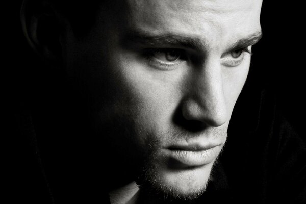 Portrait de Channing Tatum visage sur fond noir