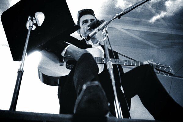 Retrato de Johnny cash actuando en el escenario