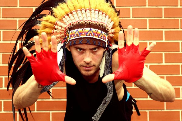 El cantante Jared Leto con un sombrero de plumas