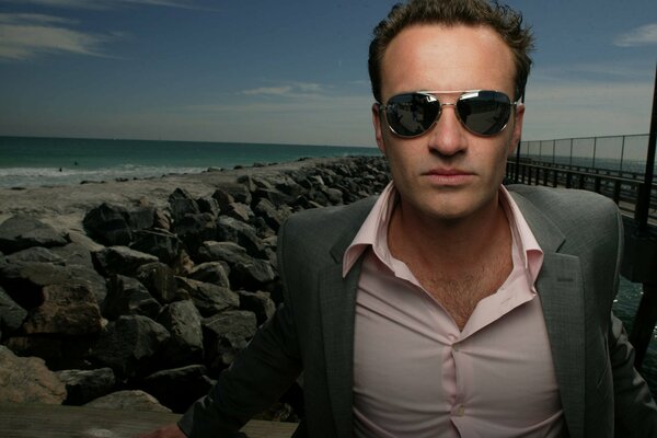 Julian McMahon en el fondo de la costa rocosa del mar