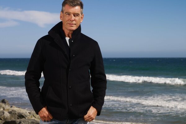 Jetée de Brosnan sur une plage rocheuse au bord de la mer