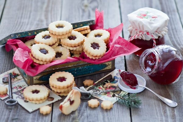 Biscuits à la confiture dans une belle boîte