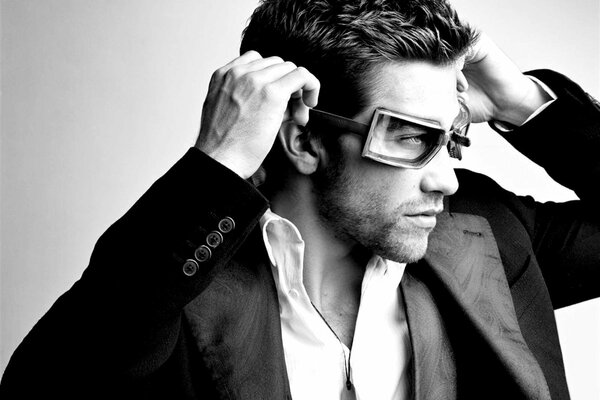 Black and white photo of actor Jake Gyllenhaal