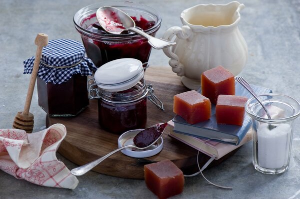 Nature morte avec des pots de confiture, marmelade, sucre et lait