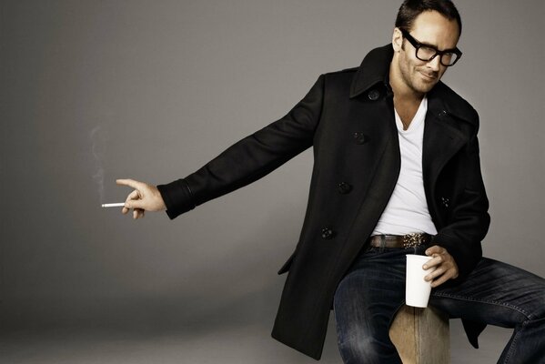 Foto-Shooting von Tom Ford auf grauem Hintergrund