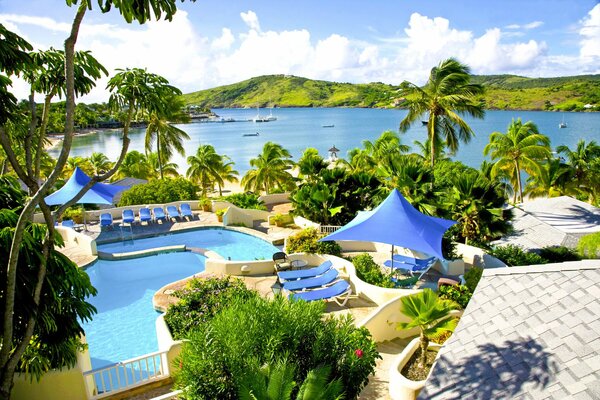 Vistas a la piscina del hotel y a la bahía azul