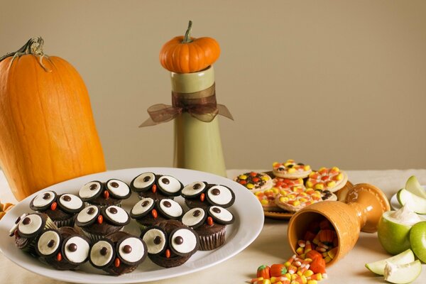 Calabaza, manzanas y galletas en la mesa