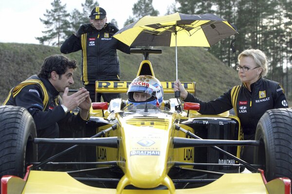 Presidente sentado en un coche de carreras