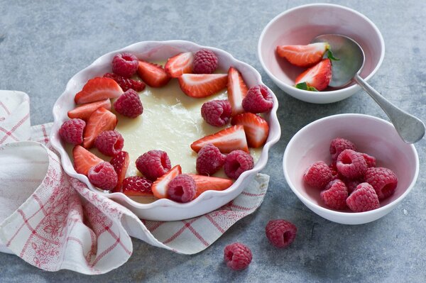 Dessert of cottage cheese and raspberries