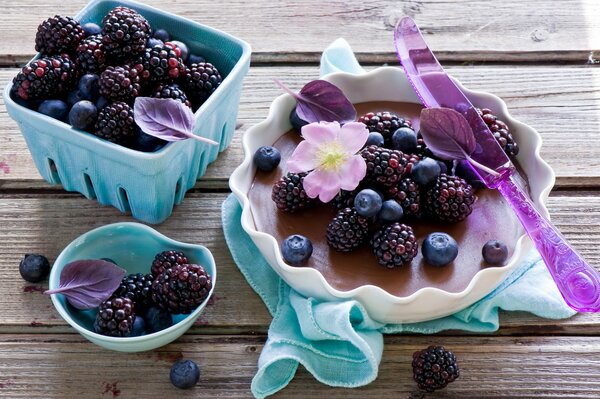 Stillleben mit Kuchen, Beeren, Blume und Blättern