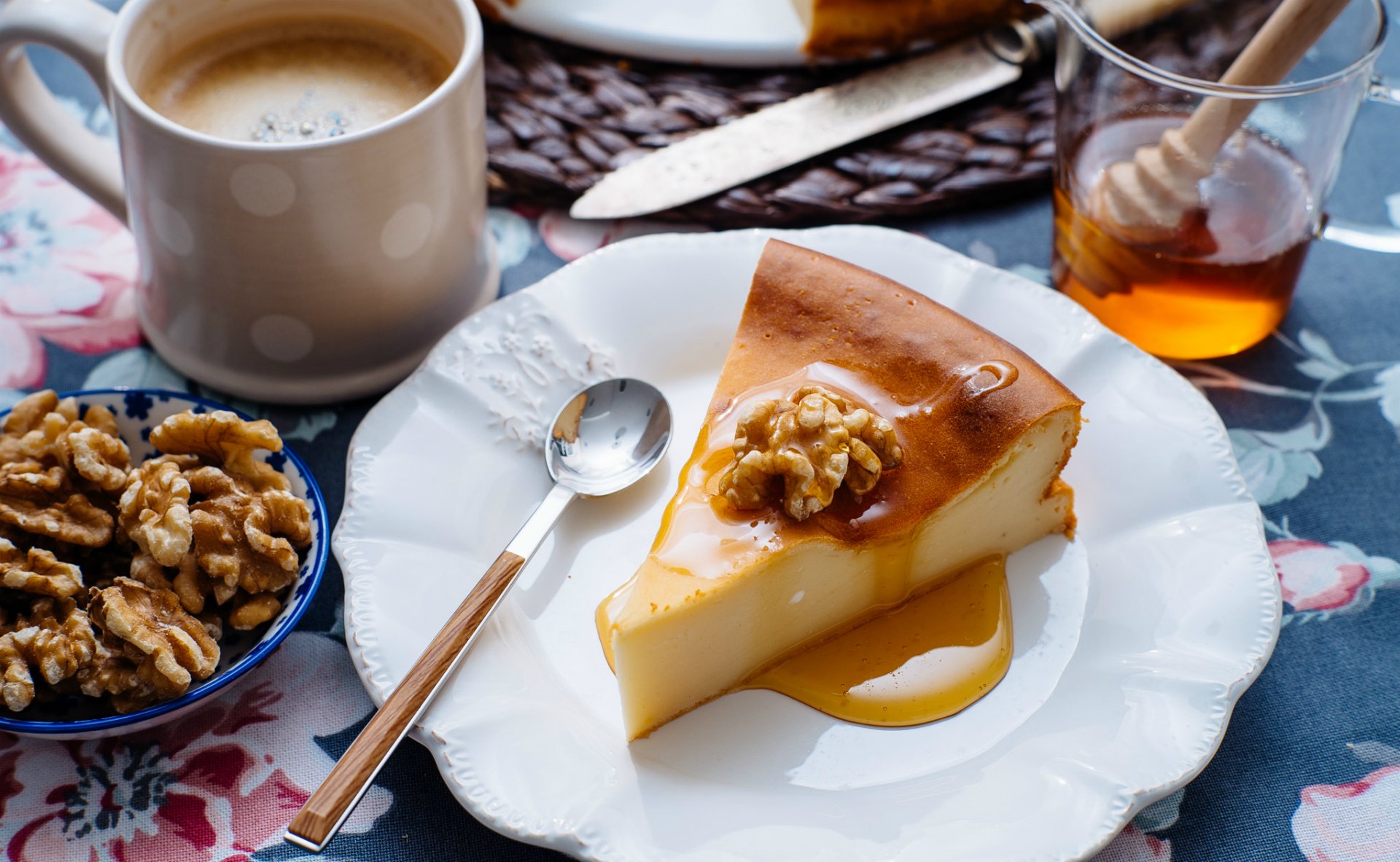 torta tazza caffè noci dessert miele cucchiaio