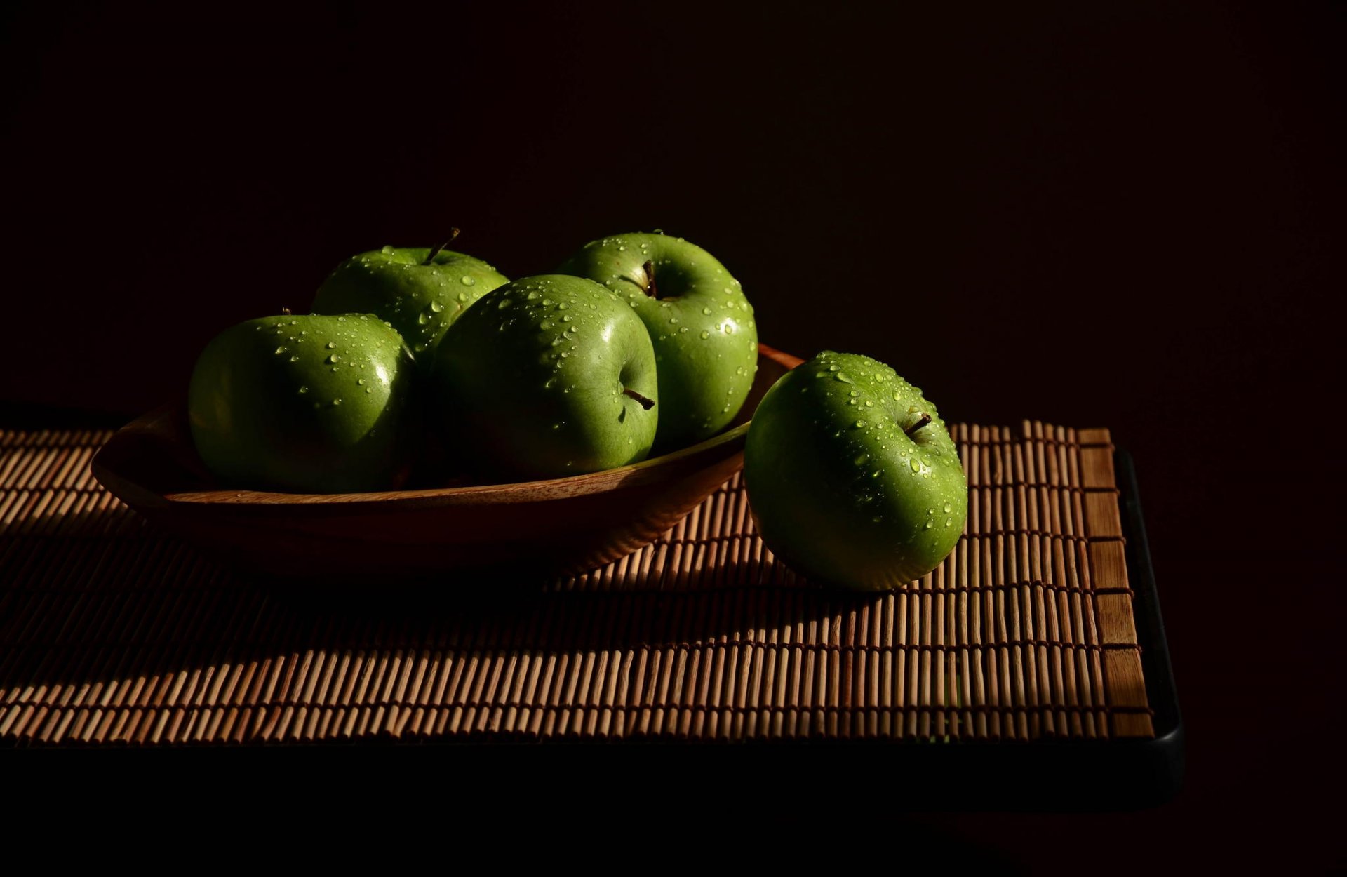 apples light wood still life green mat drops water fruits fresh hd