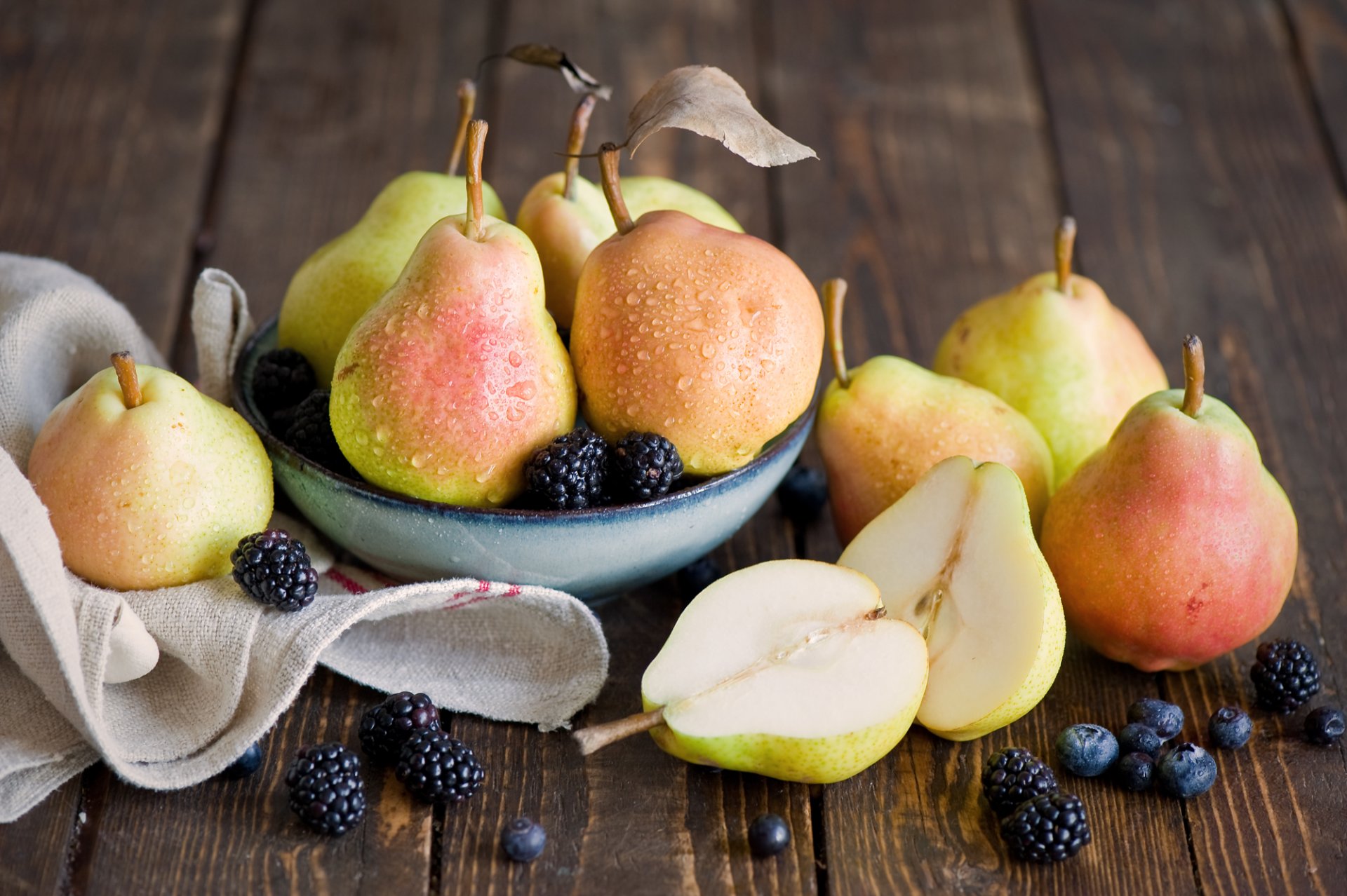 birnen tropfen tröpfchen teller obst beeren blaubeeren brombeeren stillleben anna verdina