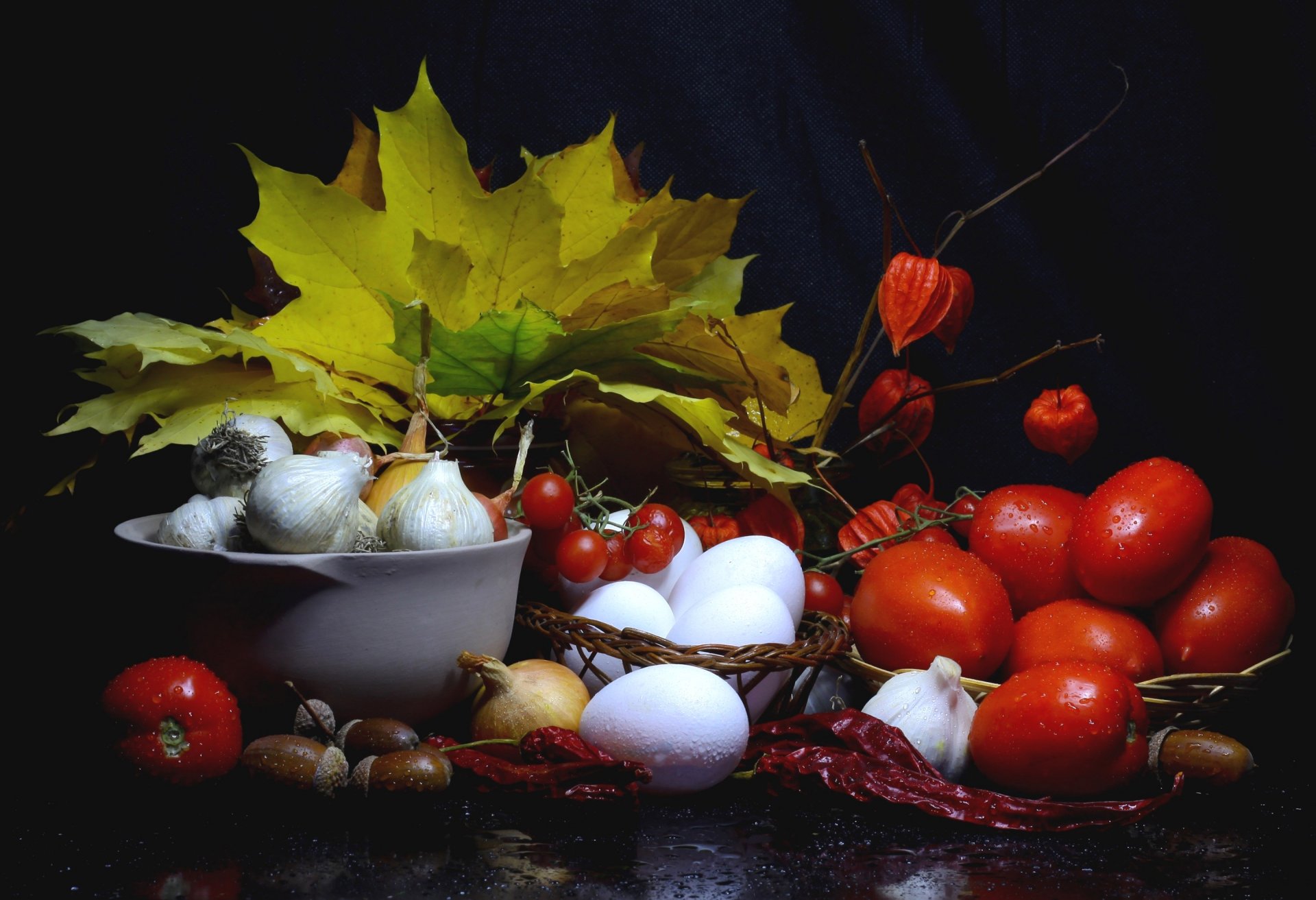 natura morta autunno foglie raccolto pomodori aglio cipolle peperoni ghiande uova