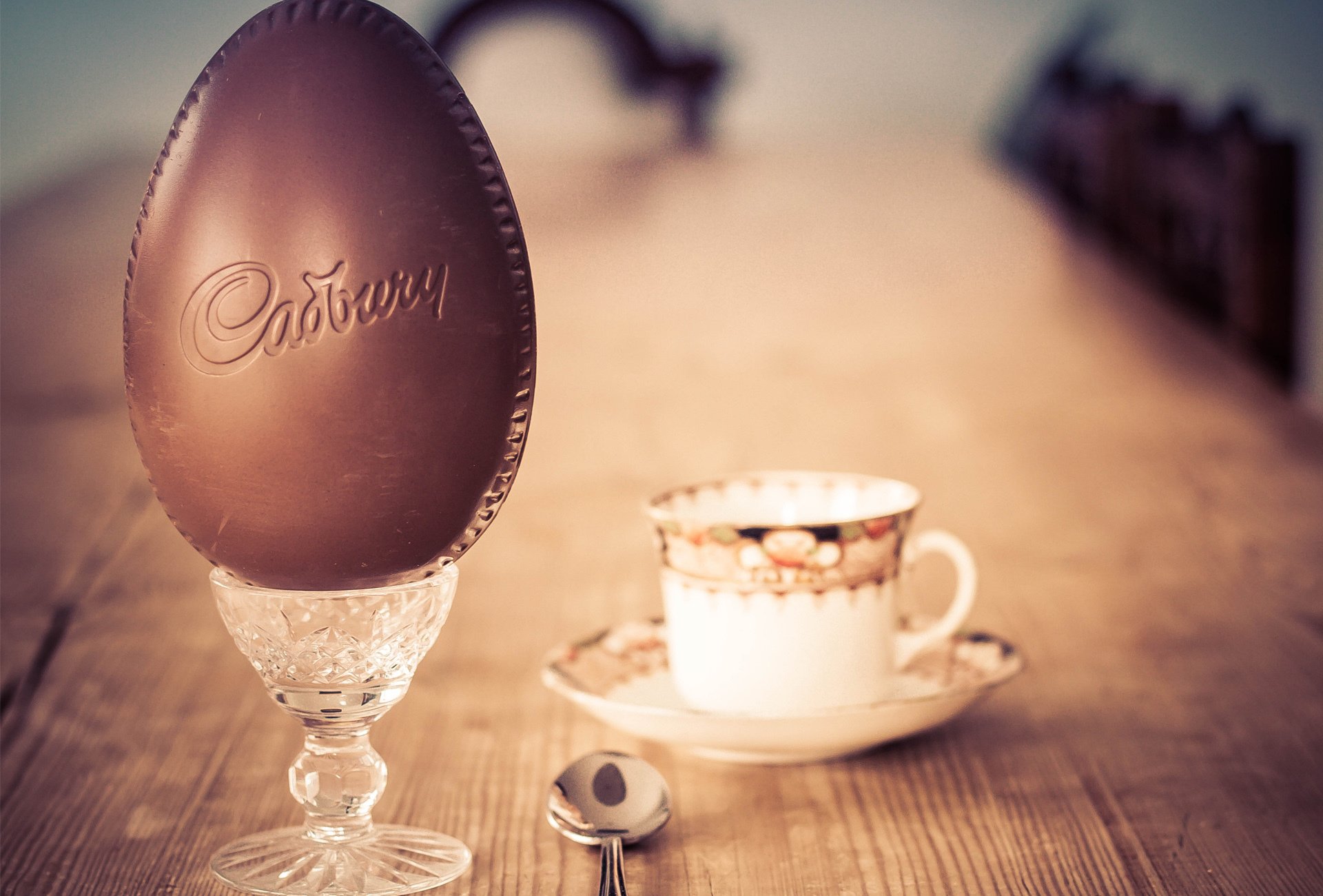 tasse oeuf chocolat cuillère table thé