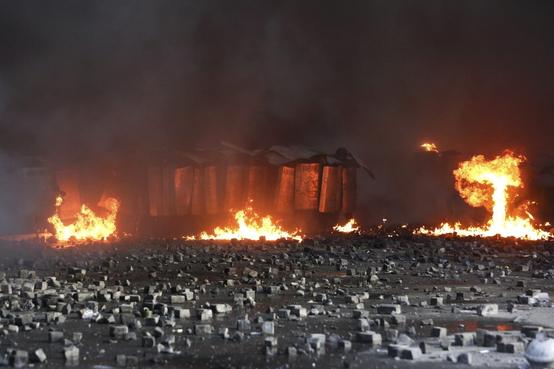 kiev nuit maidan feu pavés