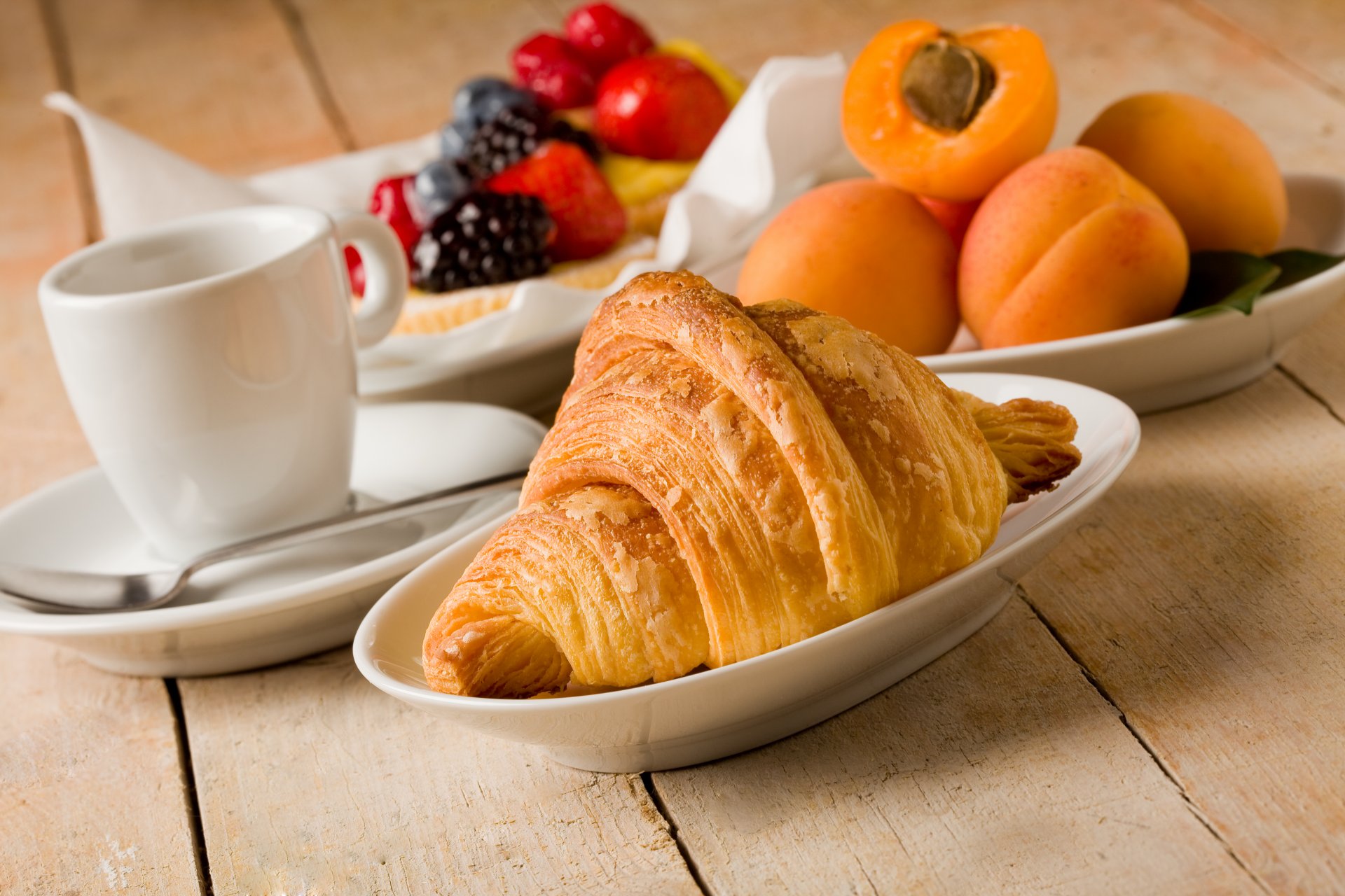 beber taza café té desayuno croissants fruta comida