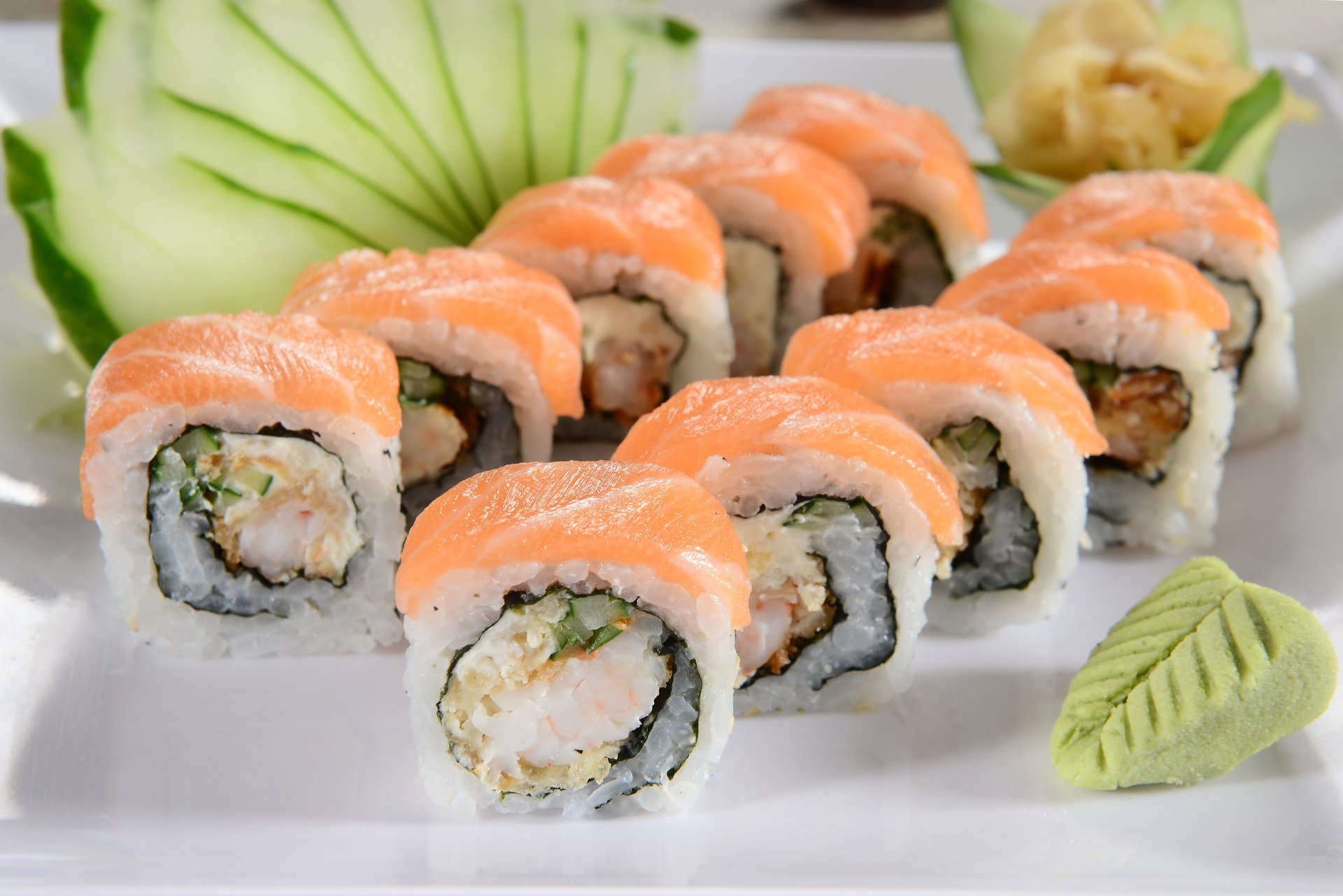 cocina japonesa sushi rollos verduras condimentos rollos hierbas frescas