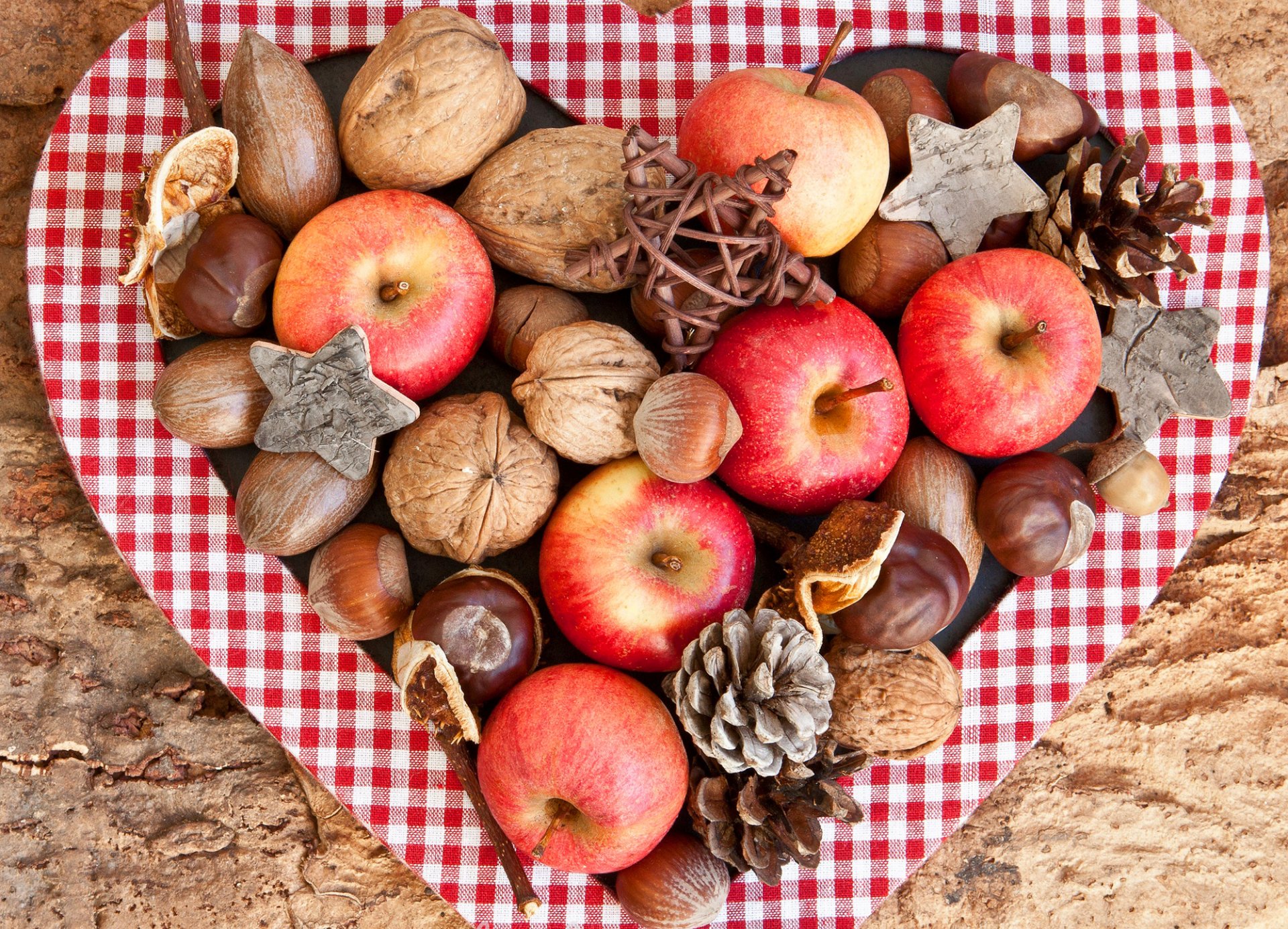 äpfel rot obst nüsse kastanien eicheln zapfen herbst