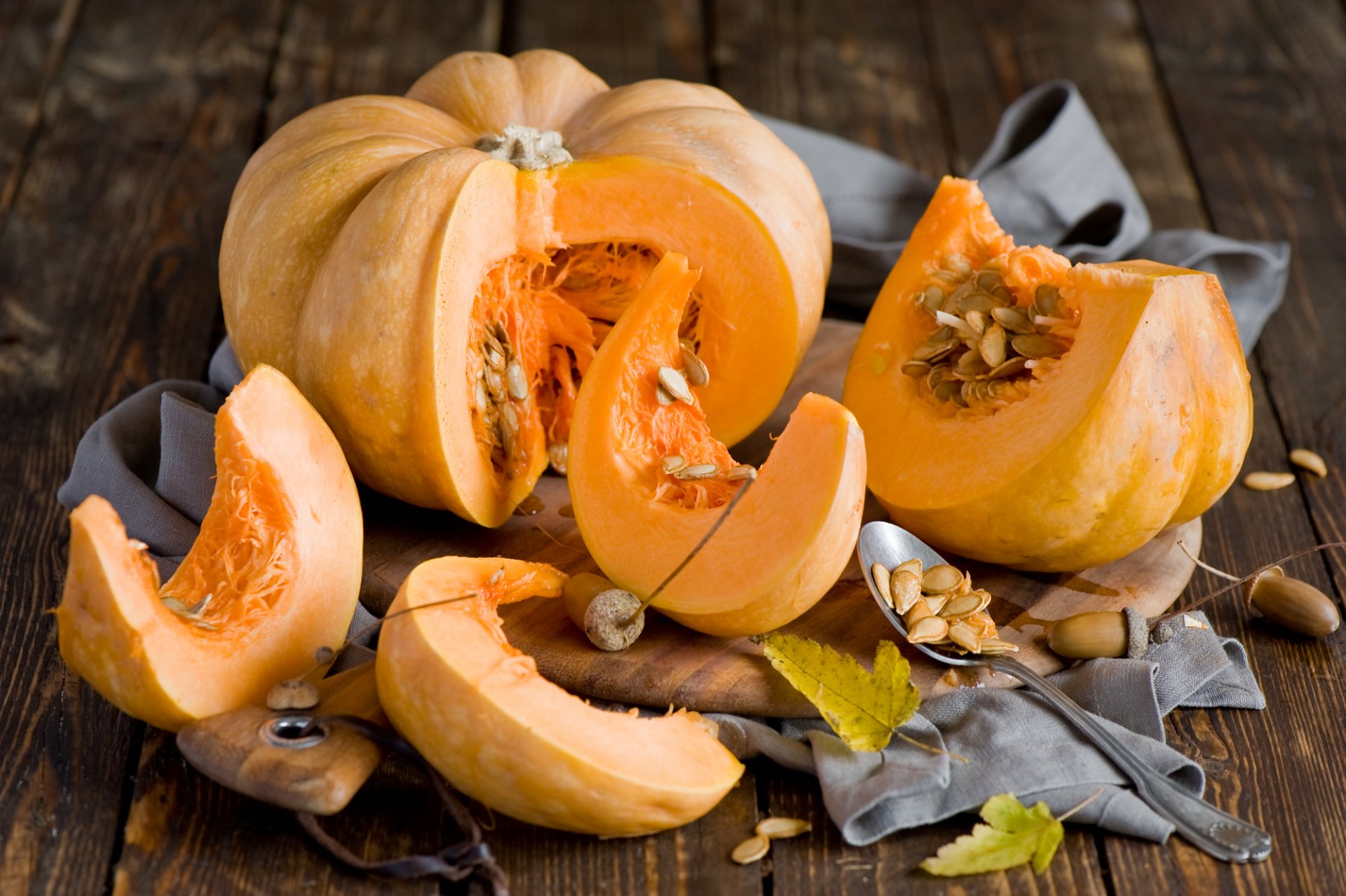 calabazas semillas bellotas hojas naturaleza muerta otoño