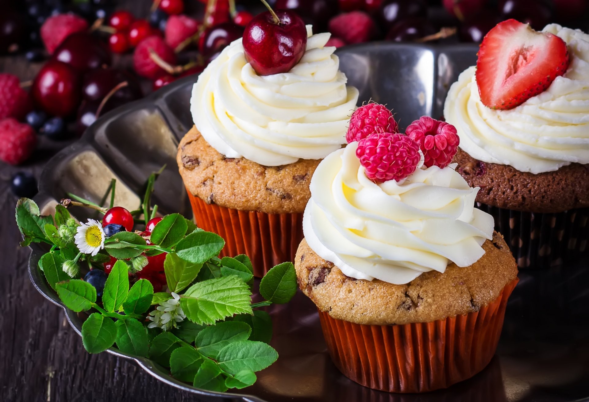 muffins creme himbeeren erdbeeren kirschen kuchen blumen dessert beeren