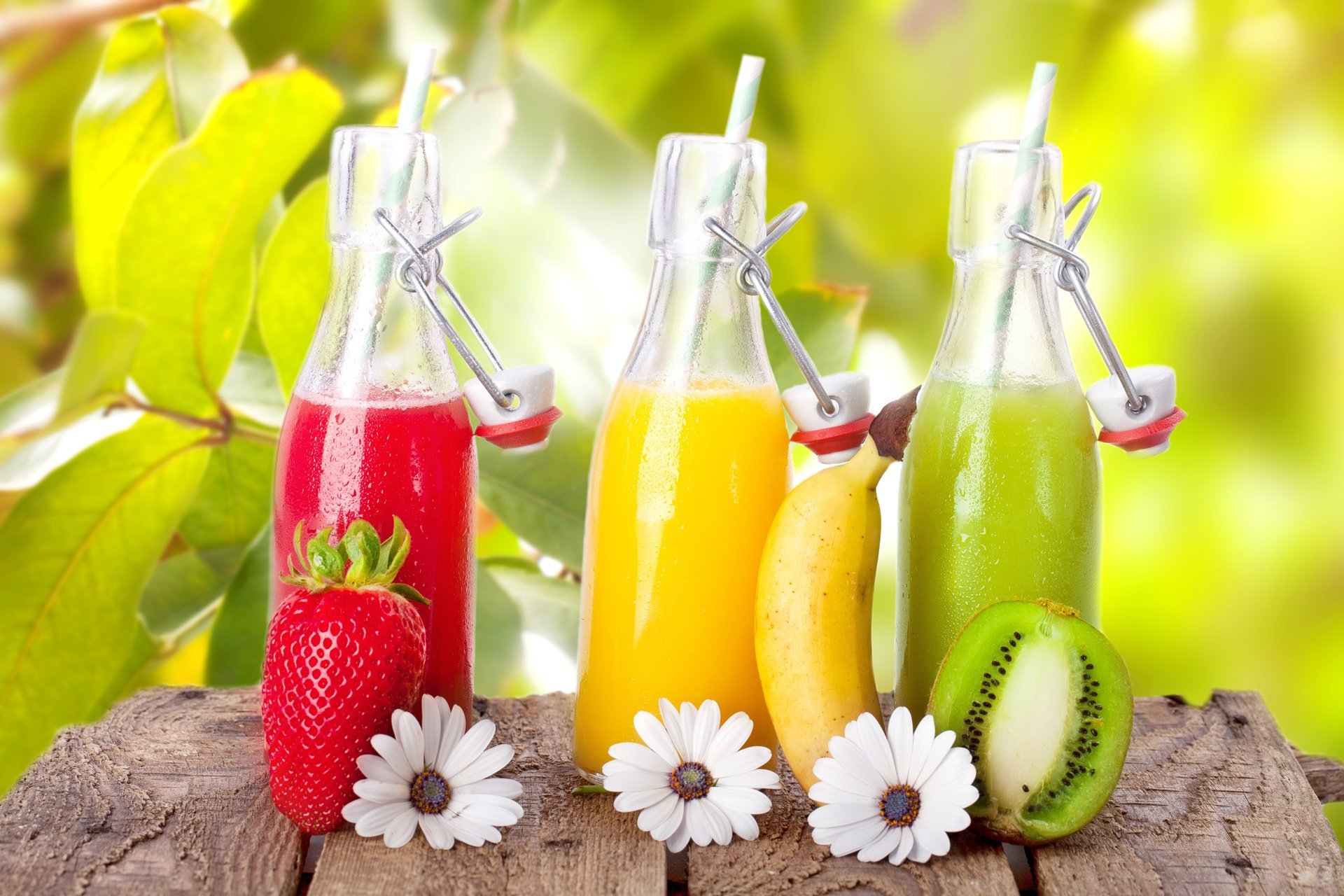 botellas flores plátano fresa kiwi jugo