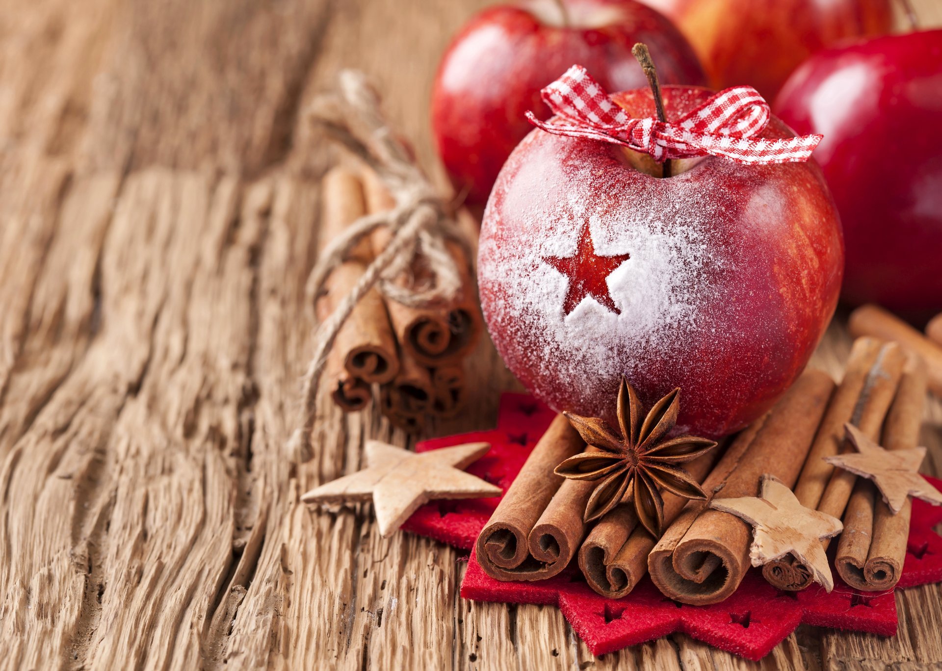 manzanas rojo arco cinta palos canela anís anís especias vacaciones invierno