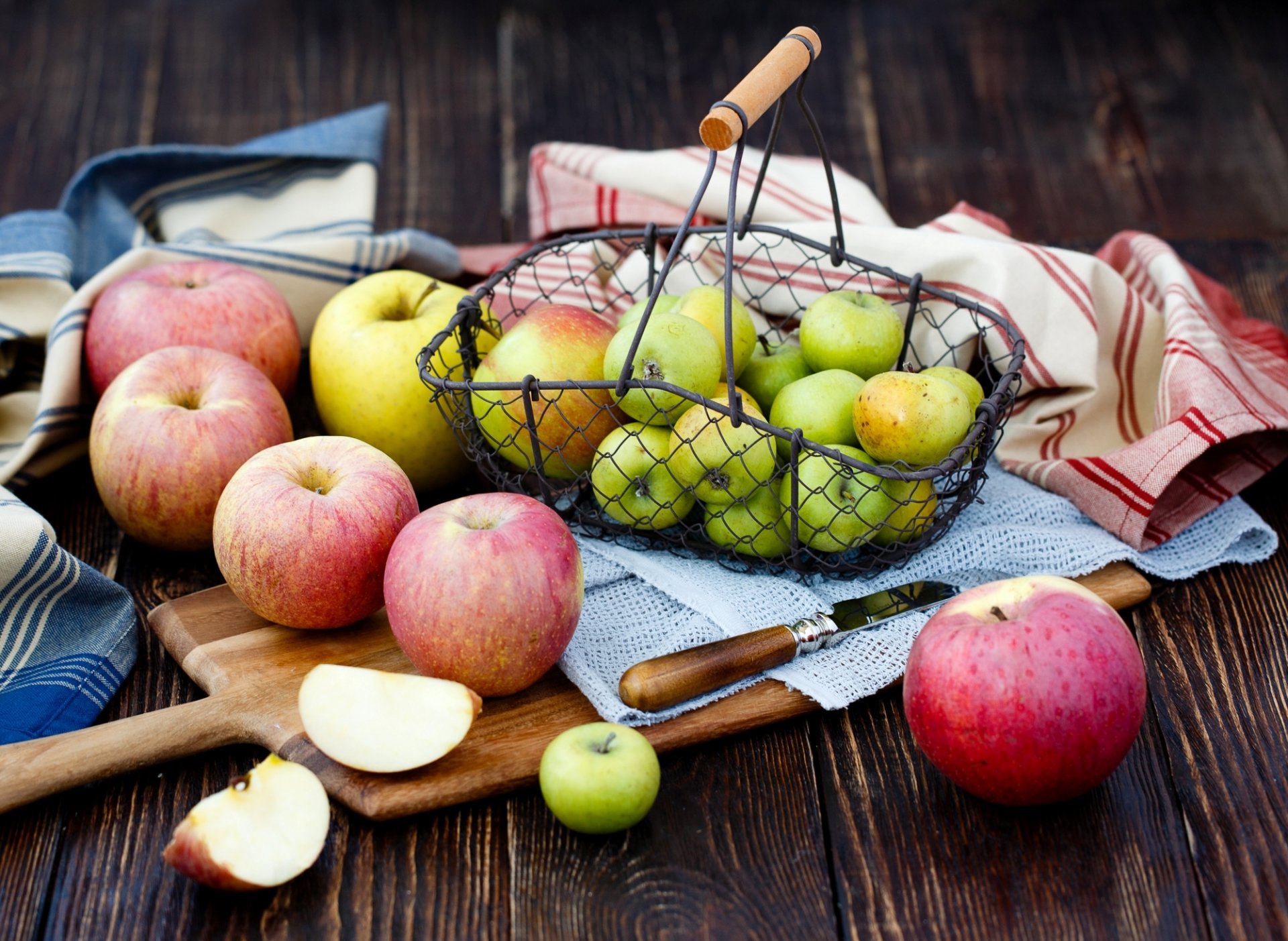 manzanas cesta tabla cuchillo fruta servilletas mesa julia husainova