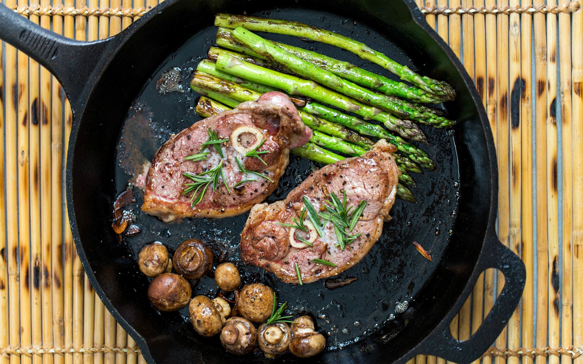 sartén carne champiñones espárragos